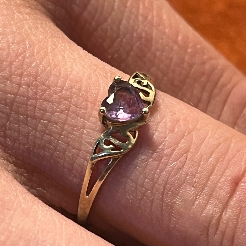 10K SZ 8 HEART AMETHYST SCROLLWORK VINTAGE RING - Picture 3 of 5